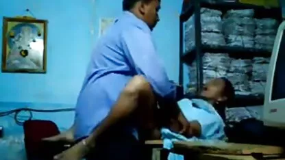 اسفنج مرطوب سرخ سرویس یک مرد چاق را جلا داده و مرگ ناشی از جریان اسپرم چسبنده را قورت sex زهرا امیر ابراهیمی می دهد