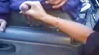 فروشنده دست دوم لباس های بیمارستانی را عکس سکسی زهرا ابراهیمی به یک پرستار اسپانیایی مبتلا به سرطان در اتاق عقب می فروشد