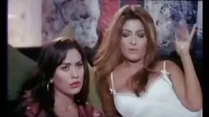 مادر نامادری خود را که روی تخت خوابیده بود سکس زهره شوکت دید و جلوی آنها شروع به گریه کرد