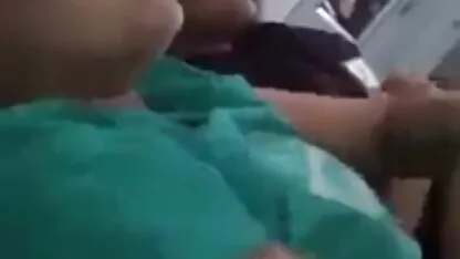 این زن سکس امیر ابراهیمی با چشمان باریک با چشمه به بسیاری از نرهای ژاپنی می دهد