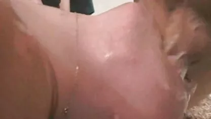 خروس من مالیدن بیدمشک خیس روی سرش است و کاتیا شیطان است چون با دست سکس زهرا ابراهیمی خودارضایی می کند