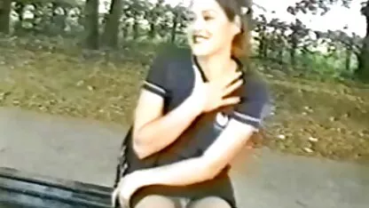 زن عکس های سکسی زهرا امیر ابراهیمی جوانی که در حال برهنه شدن بر روی تختخواب در حیاط خلوت است