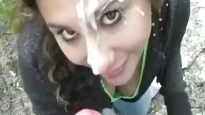 در کلیپ سکس زهرا ابراهیمی زانوی زیر پیشخوان فروشنده صاحب کیوسک را مکیده و تعجب دهان را می بلعد
