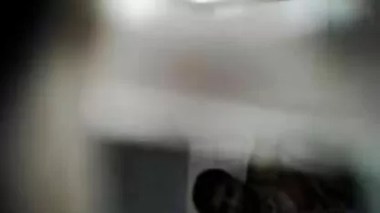 پدر برای استمناء سکس زهرا میر ابراهیمی دختر گرجی را گرفتار می کند و تصمیم می گیرد به خودش کمک کند